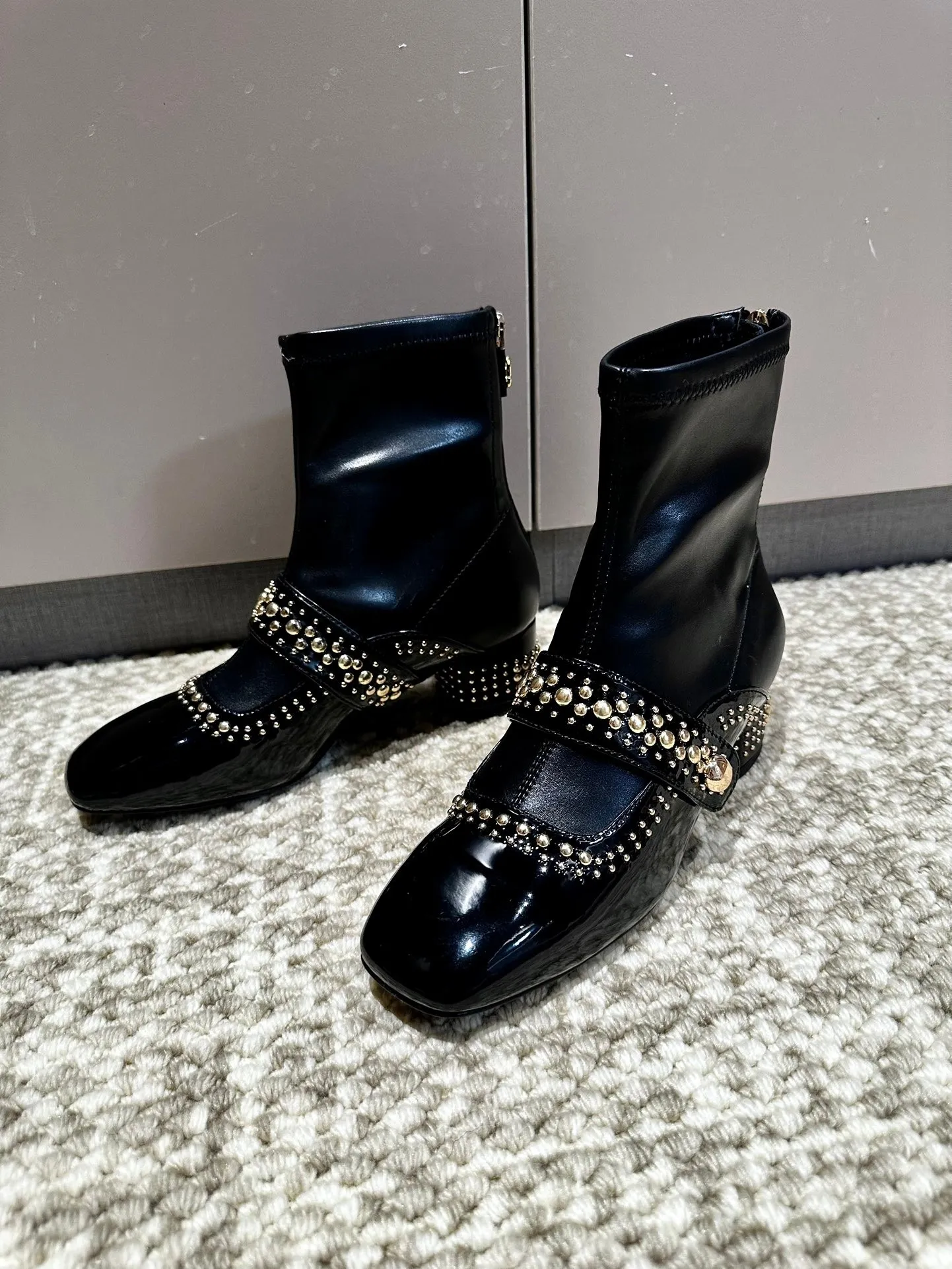 👟👟Ex-factory price 560👟👟 Women's genuine leather outsole, Dior 2024 series new product, this C'est Dior stretch boots show a striking and fashionable style. Carefully crafted, the rivet decoration on the upper shows style and the details add a touch of elegance. The lightweight two-tone Dior sole offers exceptional comfort and sporty appeal. Can add a stylish touch to any casual look. 35-40